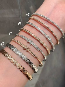 Bracelet jonc en or massif 18 carats avec diamants, motif nœud et étoile matelassé pavé de diamants, collection de joaillerie fine pour femme - Product Image 1