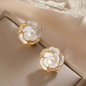 Boucles d'oreilles clous camélia blanches pour femmes, design floral, accessoires d'oreille pour usage quotidien - Product Image 2