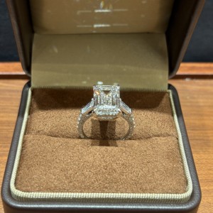 Anello con Diamante Sintetico Taglio Smeraldo IGI 3ct 5ct 9ct 10ct, Anello di Fidanzamento e Matrimonio di Lusso a Tre Pietre in <span class=keywords><strong>Oro</strong></span> 14k 18K per Donne - Product Image 6