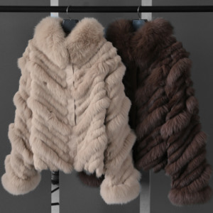 Elegante <span class=keywords><strong>Cappotto</strong></span> Leggero in Vera <span class=keywords><strong>Pelliccia</strong></span> di Coniglio per Donna, Design Tyan, Marrone Reversibile con Bottoni Invisibili - Product Image 2