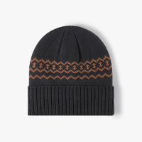 Bonnet d'hiver en tricot doux motif flocon de neige nordique, bonnet d'hiver à revers crème et rouge, bonnet d'hiver Fair Isle pour femmes et hommes OEM/ODM
