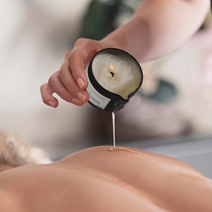 Bougie de massage aromathérapeutique en cire de soja végétale à basse température, personnalisable, de qualité supérieure, vente en gros pour salons, maisons et cadeaux - Product Image 1
