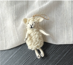 Colgante de pareja de cordero pequeño de decoración moderna de fieltro de lana hecho a mano nepalí para felicitaciones - Product Image 1