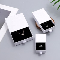 Étui à bijoux blanc sophistiqué A1 avec ruban discret et intérieur noir pour les détaillants