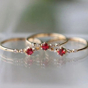 แหวนเงินแท้ 925 ชุบโรเดียม ประดับพลอยทับทิม CZ ทรงเหลี่ยมเล็ก รูปทรงข้าวหลามตัด ได้รับการรับรองจาก IGI เหมาะสำหรับงานแต่งงานและงานปาร์ตี้ - Product Image 5