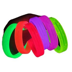 Pulsera fluorescente de goma brillante con movimiento de mercado nocturno fluorescente personalizada para eventos con chip NFC de silicona - Product Image 1