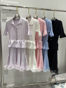 Robe midi décontractée en tricot pour femme, style français, col rabattu, manches courtes, unie, coupe trapèze, volants et dentelle, collection été 2026 - Product Image 2