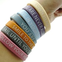 Palette de couleurs Macaron Bracelet de poignet sport en silicone avec impression UV pour la promotion des entreprises et le cadeau de Noël pour un joyeux anniversaire