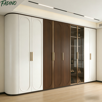 Armoire de chambre à coucher française en bois assemblée sur mesure, luxe crème, moderne, minimaliste, avec porte en verre, pour villa
