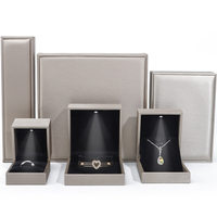 Boîte à bijoux en gros pour collier, bracelet, bague, emballage de bijoux, fabrication sur mesure, cuir PU argenté, lumière LED, crin, bijoux avec logo