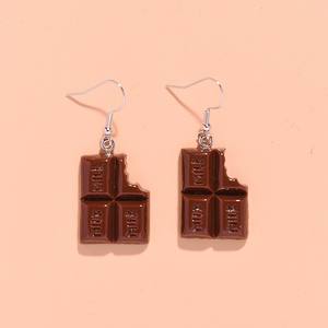 Pendientes de gancho con colgante de chocolate Take A Bite de resina creativa para mujeres y niñas, pendientes de comida de simulación - Product Image 1