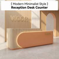 Bureau d'accueil moderne orange avec éclairage LED, comptoir de réception minimaliste en bois grainé, table de salon, table de clinique de beauté