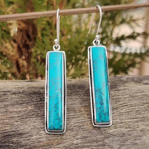Orecchini Pendenti Lunghi Stile Vintage Reale con Finitura Dorata e Pietra Blu Decorata, Eleganti Orecchini da Donna - Product Image 2