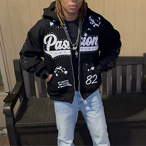 Vente en gros Sweat à capuche zippé pour homme, 100% Coton 500 GSM, coupe ample à épaules tombantes, avec strass, motif graphique personnalisé, style streetwear Y2K - Product Image 1