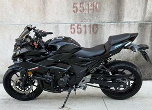 Motocicleta Suzuki GSX250cc Clásica Negra, Práctica y Elegante, con Dos Cilindros y Refrigeración por Agua, Disponible para Exportación - Product Image 2