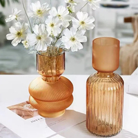 Vase à fleurs en verre décoratif minimaliste avec fonction hydroponique et motif ondulé ambré pour la décoration de mariage, de bar mitzvah et d'hôtel