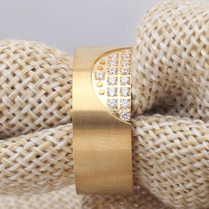 Anillo de Moda de Acero de Titanio y Oro de 18K con Incrustaciones de Diamantes Semicirculares, Diseño Geométrico, Joyería Unisex para Regalo - Product Image 4