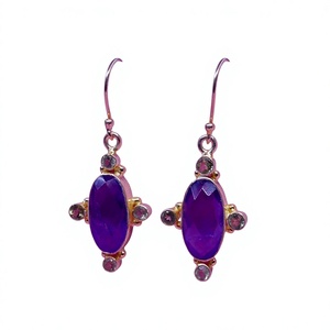Boucles d'oreilles créoles Gemvanity classiques plaquées or 22 carats avec améthyste et accents de péridot, bijoux de luxe pour femme en forme de couronne, par un tiers - Product Image 4