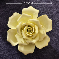 Fleurs en céramique blanches, oranges, jaunes, roses et camélias pour la décoration murale de la maison, les mariages, les événements, les fêtes, les décors de fond, l'art décoratif