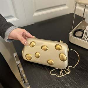 Bolso de hombro cruzado de PU para mujer, estilo europeo y americano, con forma de clavo, para cena, portátil, abierto, para comercio exterior - Product Image 2