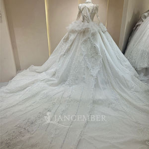 Robe de mariée moderne DW0118, coupe princesse, col carré, en dentelle florale, avec appliques en cristal, manches longues et traîne chapelle - Product Image 4