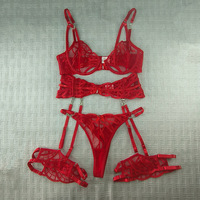 Ensemble de lingerie féminine en dentelle rouge, soutien-gorge élégant en maille avec porte-jarretelles et string, vente en gros