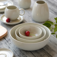 Bols et assiettes ronds en céramique brillante de style nordique très vendus ensemble de dîner en porcelaine moderne de luxe