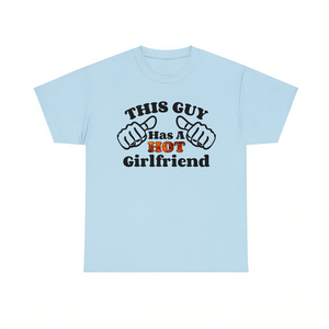 Camiseta con la frase "Este chico tiene una novia guapa", regalo divertido de aniversario para novio, camiseta para el Día de San Valentín - Product Image 3
