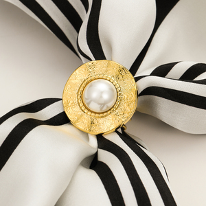 Anillo para Pañuelo de Acero Inoxidable Pequeño Unisex Shelly Classic Wedding, Chapado en Oro de 18K, Textura Martillada, Hebilla Convertible para Pañuelo - Product Image 2