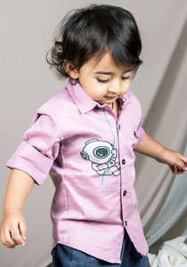 Camisa de algodón rosa para niños pequeños con estampado de astronauta, manga larga, informal, con botones, camisa elegante para niños pequeños - Product Image 4