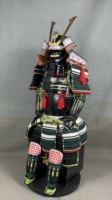 Ensemble complet d'armure de samouraï Yoroi noire et verte avec casque Kabuto orné, masque Menpo à pompon rouge, armure japonaise portable pour adulte