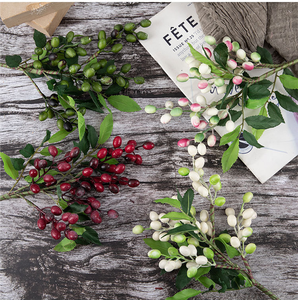 Cành nhân tạo quả Holly đỏ trắng tự nhiên, dài 39cm, dùng trang trí Giáng sinh, đám cưới, sự kiện, nhà cửa - Product Image 6