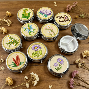 Caja de Almacenamiento de Joyas de Metal con Tres Compartimentos Circulares, Diseño Vintage y Elegante, con Cierre de Hebilla, Diseño de Plantas y Animales - Product Image 2