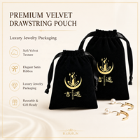 Pochette en velours vert sauge avec cordon de serrage, ruban perlé doré personnalisé – Logo artisanal anti-rayures estampé sur mesure