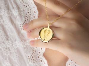 Оптовая продажа, настоящее ожерелье с изображением детских ножек, кулон с изображением монет, детское ожерелье с гравировкой имени на день рождения - Product Image 4