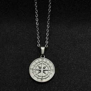 Collar para <span class=keywords><strong>hombre</strong></span> con colgante de brújula estrella <span class=keywords><strong>del</strong></span> <span class=keywords><strong>norte</strong></span> de oro de 18k, cadena de cuerda de acero inoxidable y medallón grabado plateado con brújula - Product Image 5