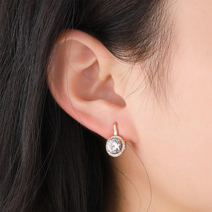 Orecchini a Cerchio Trendy per Donne, Gioielli Minimalisti Scintillanti e Versatili per Ogni Occasione - Product Image 4