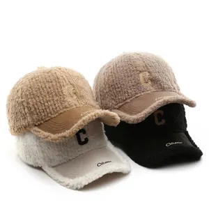 Vente en gros de casquettes de voyage d'extérieur en laine d'agneau pour l'hiver casquette de baseball en peluche de couleur unie avec logo brodé et lettres pour hommes et femmes