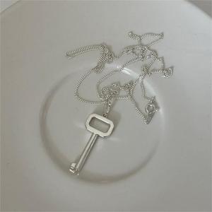 Collar con Colgante de Llave Gruesa, Plata de Ley 925, Joyería Minimalista para Mujer, Collar con Dije de Llave Geométrica Audaz, Regalo - Product Image 2