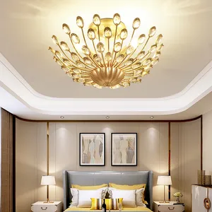 Colgante de cristal de diseño de pavo real dorado de lujo, moderno europeo, candelabro de cristal decorativo de gama alta para dormitorio y sala de estar