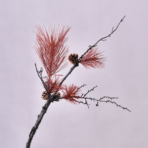 Ramas <span class=keywords><strong>de</strong></span> pino rojo artificial al por mayor con agujas <span class=keywords><strong>de</strong></span> pino y piñas <span class=keywords><strong>para</strong></span> decoración <span class=keywords><strong>de</strong></span> interiores, exteriores, Navidad, festivales, hogar, jardín y mesa. - Product Image 1