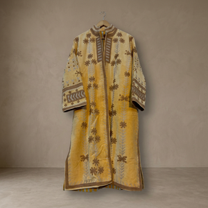 Manteau long en velours jaune fait main sur mesure, avec des motifs floraux bruns et des appliques brodées à motifs géométriques - Product Image 1