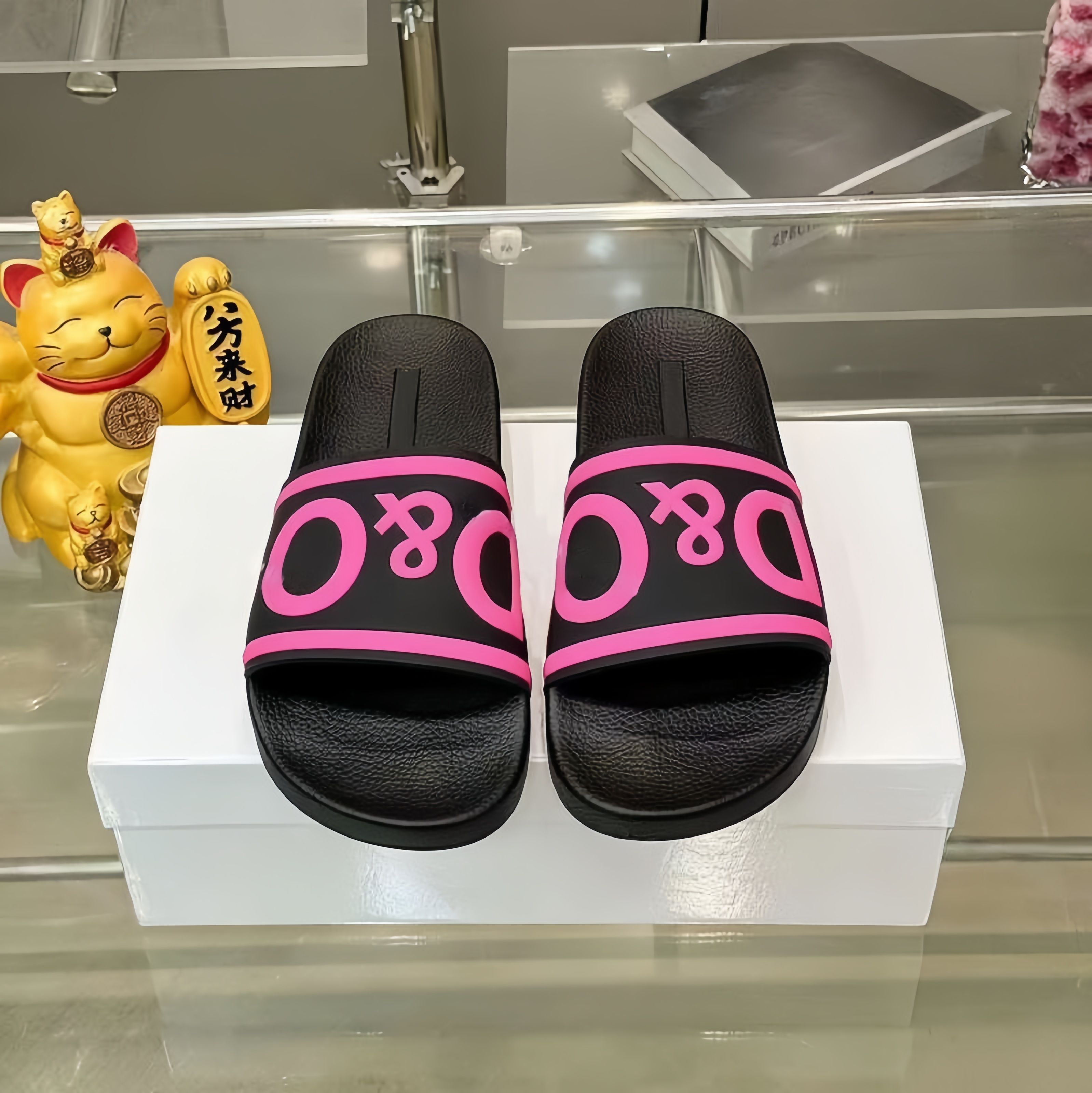 โลโก้สีดำและสีชมพู