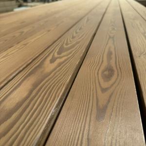 Tablero de revestimiento al por mayor de fábrica con textura transparente y resistencia a los insectos Madera modificada térmica carbonizada para paneles de pared de pino - Product Image 1