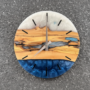 Horloge murale décorative en résine et en bois Style antique pour la décoration murale de la maison Horloge murale en bois de résine Personnaliser l'emballage et la vente - Product Image 1