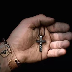 Nuova collana Twist Cross per uomini e donne che indossano regali decorativi 3D squisiti guardiani per i tuoi cari - Product Image 1