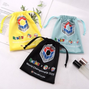 Bolsa de embalaje de Tarot de <span class=keywords><strong>cubo</strong></span> de <span class=keywords><strong>Rubik</strong></span> de juguete de terciopelo colorido estampado en caliente personalizado bolsa de polvo de regalo de terciopelo suave con cordón - Product Image 3