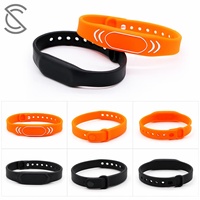 Gelang Silikon NFC Bentuk Jam Tangan yang Dapat Disesuaikan 13.56mhz Dapat Ditulis Ulang Chip Ntag213/215 Tahan Air Gelang RFID