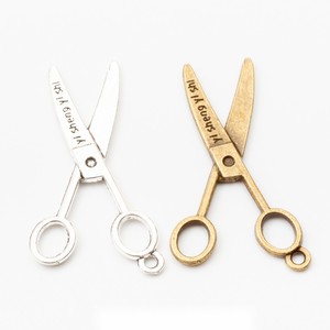 Breloque en alliage de zinc en forme de ciseaux ouverts, motif outil de couture <span class=keywords><strong>pour</strong></span> la décoration de badges de rétret de quilting - Product Image 1