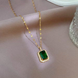 Collar con colgante verde esmeralda cuadrado geométrico de alta calidad, Joyería de diamantes de acero de titanio chapado en oro para mujer - Product Image 4